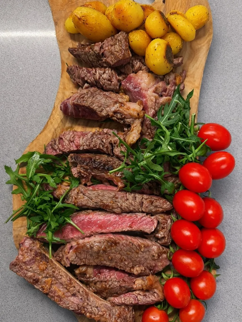 Tagliata alla brace con pomodorini