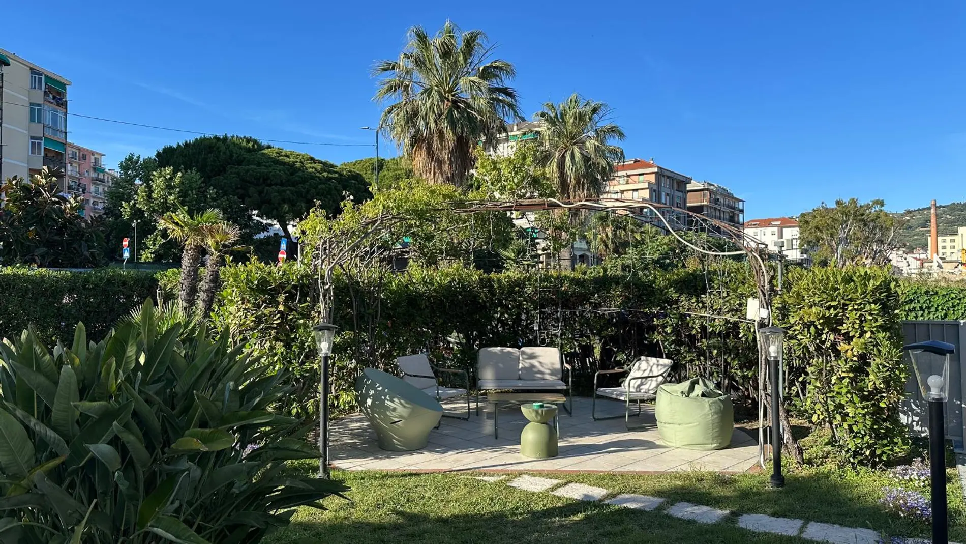 Il giardino di Ribully al tramonto